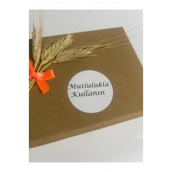 Mutlulukla Kullanın Siyah Yazı Yuvarlak Yapışkanlı Etiket 5x5 cm 100 adet Mutlulukla Kullanın Siyah Yazı Yuvarlak Yapışkanlı Etiket 5x5 cm 100 adet