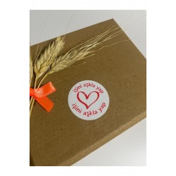 İşini Aşkla Yap Ortası Kalpli Kırmızı Yazılı Yuvarlak Yapışkanlı Etiket 4x4 cm 120 adet İşini Aşkla Yap Ortası Kalpli Kırmızı Yazılı Yuvarlak Yapışkanlı Etiket 4x4 cm 120 adet