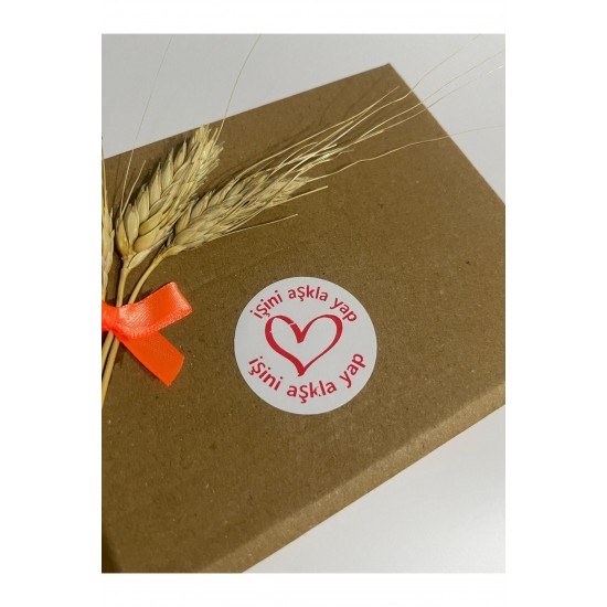 İşini Aşkla Yap Ortası Kalpli Kırmızı Yazılı Yuvarlak Yapışkanlı Etiket 4x4 cm 120 adet İşini Aşkla Yap Ortası Kalpli Kırmızı Yazılı Yuvarlak Yapışkanlı Etiket 4x4 cm 120 adet