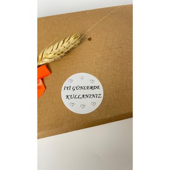 İyi Günlerde Kullanınız Kalpli Siyah Yazılı Yuvarlak Yapışkanlı Etiket 5x5 cm 100 adet İyi Günlerde Kullanınız Kalpli Siyah Yazılı Yuvarlak Yapışkanlı Etiket 5x5 cm 100 adet