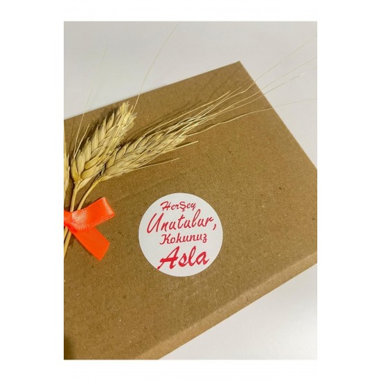 Herşey Unutulur Kokunuz Asla Kırmızı Yazılı Yuvarlak Yapışkanlı Etiket 4x4 cm 120 adet Herşey Unutulur Kokunuz Asla Kırmızı Yazılı Yuvarlak Yapışkanlı Etiket 4x4 cm 120 adet