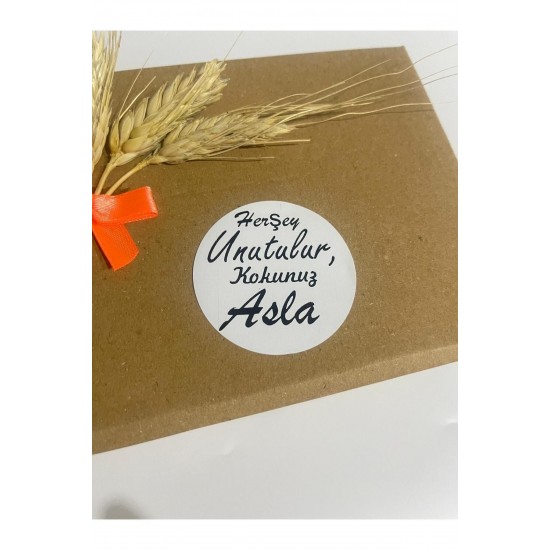 Herşey Unutulur Kokunuz Asla Siyah Yazılı Yuvarlak Yapışkanlı Etiket 4x4 cm 120 adet Herşey Unutulur Kokunuz Asla Siyah Yazılı Yuvarlak Yapışkanlı Etiket 4x4 cm 120 adet