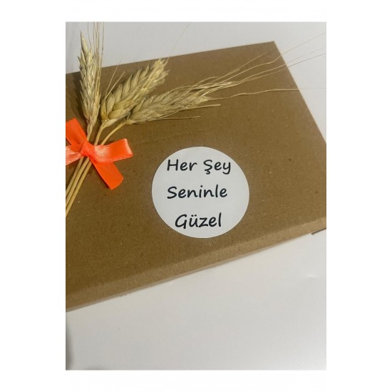 Herşey Seninle Güzel Siyah Yazılı Yuvarlak Yapışkanlı Etiket 5x5 cm 100 adet Herşey Seninle Güzel Siyah Yazılı Yuvarlak Yapışkanlı Etiket 5x5 cm 100 adet
