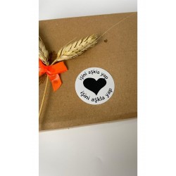 İşini Aşkla Yap Siyah Yazılı Yuvarlak Yapışkanlı Etiket 4x4 cm 120 adet İşini Aşkla Yap Siyah Yazılı Yuvarlak Yapışkanlı Etiket 4x4 cm 120 adet