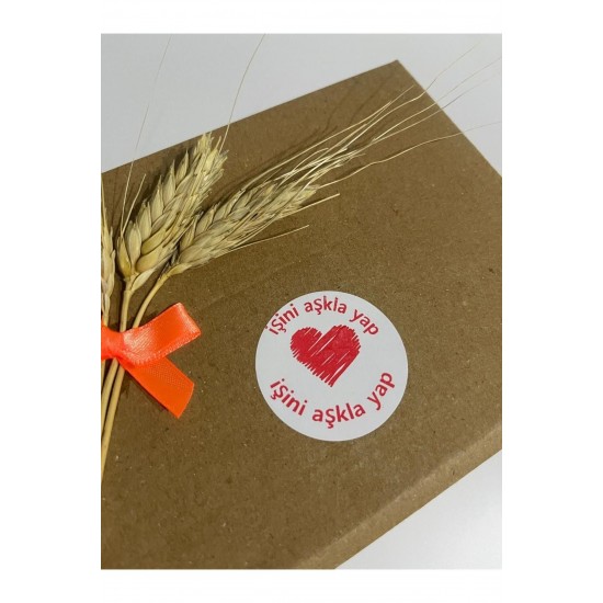 İşini Aşkla Yap Ortası Çizim Kalpli Kırmızı Yazılı Yuvarlak Yapışkanlı Etiket 4x4 cm 120 adet İşini Aşkla Yap Ortası Çizim Kalpli Kırmızı Yazılı Yuvarlak Yapışkanlı Etiket 4x4 cm 120 adet